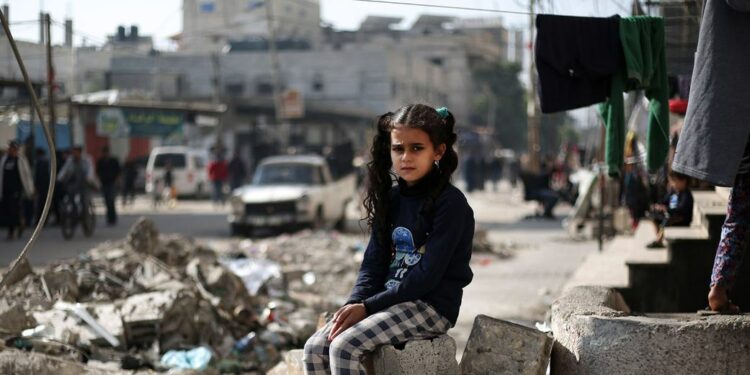 Menina de 11 anos está sentada nos escombros de uma casa em Rafah, no sul da Faixa de Gaza. Foto: Unicef/Eyad El Baba