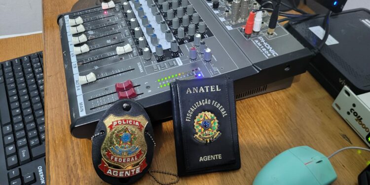 PF cumpre mandado e apreende material em rádio pirata Foto: Polícia Federal/Divulgação