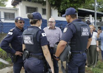O prefeito Dário Saadi junto com agentes da Guarda Municipal durante mutirão no Jardim Eulina Fotos: Leandro Ferreira/Hora Campinas