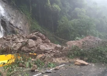 Deslizamento de pedras provocou a interdição entre o km 77 e o km 98 da rodovia. Foto: Divulgação/DER