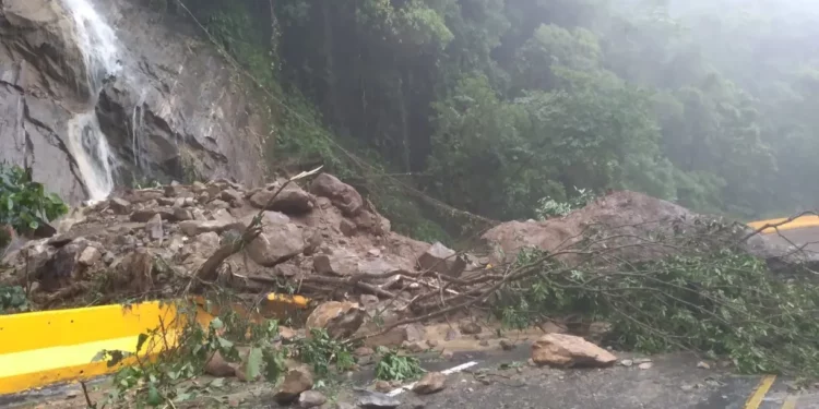 Deslizamento de pedras provocou a interdição entre o km 77 e o km 98 da rodovia. Foto: Divulgação/DER