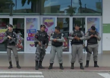 Policiais no Mangabeira Shopping, onde aconteceu o ataque. Foto: Reprodução/TV Cabo Branco