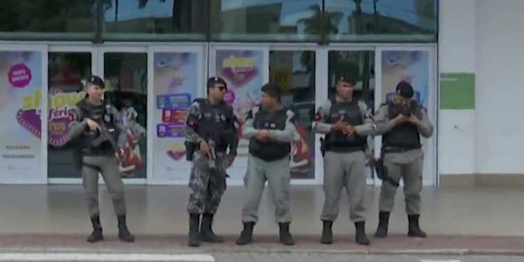 Policiais no Mangabeira Shopping, onde aconteceu o ataque. Foto: Reprodução/TV Cabo Branco
