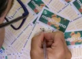 As apostas podem ser feitas até as 19h (horário de Brasília) nas casas lotéricas. Foto: Rafael Neddemeyer/Agência Brasil