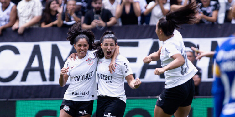 As jogadoras do Timão vibram com o único gol da partida, anotado após cobrança de falta - Foto: Rebeca Reis/Agência Paulistão