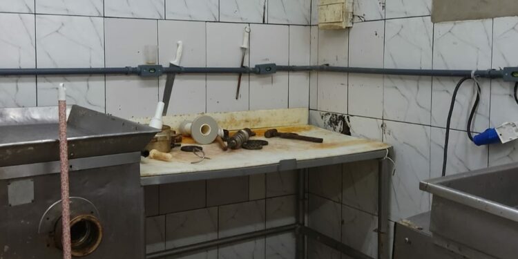 Carnes encontradas em fábrica clandestina serão levadas para aterro - Fotos: SIM-POA/Divulgação