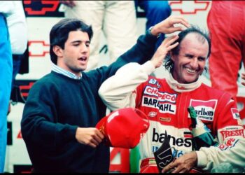 O piloto comemora um de seus 20 pódios na Stock Car a lado do jovem Christian, seu filho - Foto: Sergio Sanderon/Divulgação