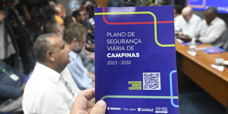 Um decreto que institui o compromisso para reduzir mortes e lesões nas vias urbanas e rodovias foi assinado nesta sexta. Foto: Rogério Capela/PMC