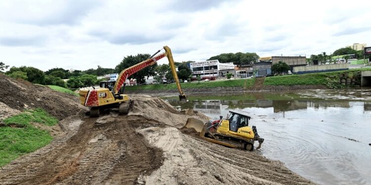 Mais de 3,4 mil toneladas de sedimentos são retiradas do piscinão da Norte-Sul