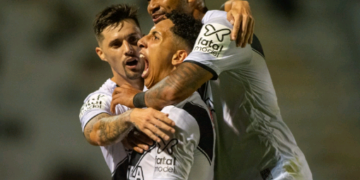 Jogadores da Ponte comemoram gol: jogo foi emocionante e bastante movimentado - Fotos: Leonardo Dias/PontePress