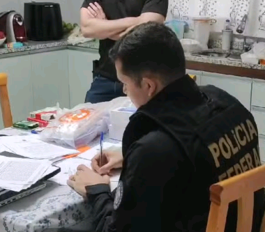 PF prende em Vinhedo pai e filho suspeitos de vender dados de autoridades