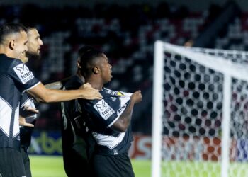 Iago Dias abriu a goleada da Ponte Preta, com um gol logo aos 2 minutos de jogo. Fotos: Gabriel Cordeiro/PontePress