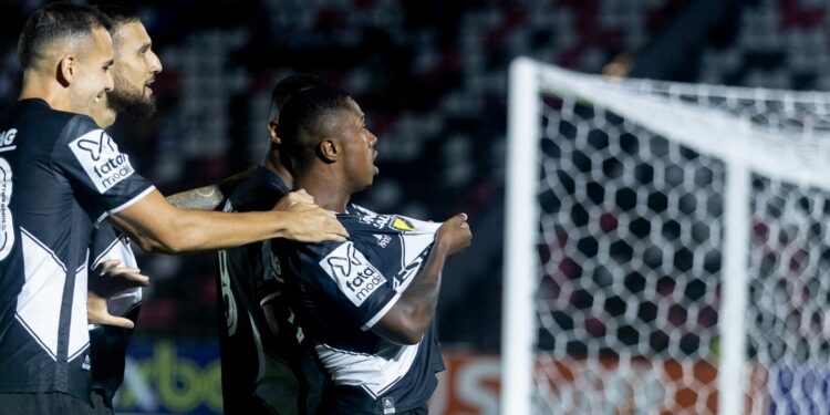 Iago Dias abriu a goleada da Ponte Preta, com um gol logo aos 2 minutos de jogo. Fotos: Gabriel Cordeiro/PontePress