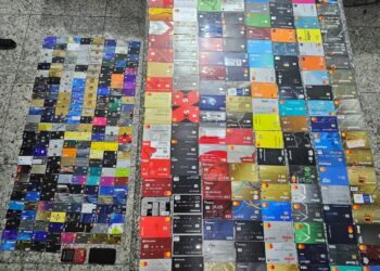 Homem levava uma bolsa com 452 cartões bancários de diferentes instituições. Foto: Divulgação