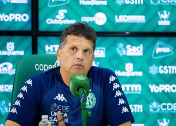 Claudinei Oliveira tem 54 anos: treinador espera contribuir com sua experiência para levar o time a reagir. Fotos: Raphael Silvestre/Guarani FC