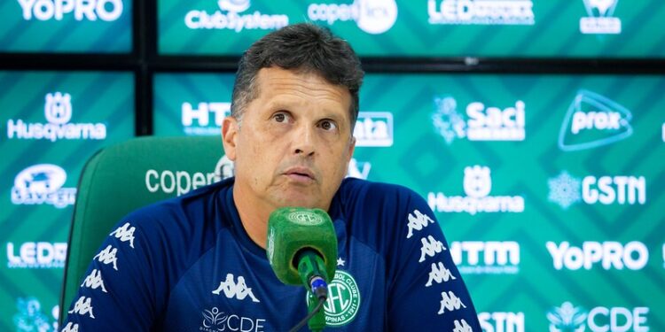 Claudinei Oliveira tem 54 anos: treinador espera contribuir com sua experiência para levar o time a reagir. Fotos: Raphael Silvestre/Guarani FC