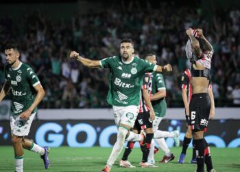 Léo Santos, um dos três zagueiros contra o São Paulo, marcou gol no domingo – Foto: Raphael Silvestre/Guarani FC