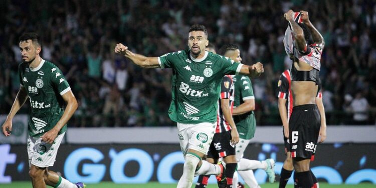 Léo Santos, um dos três zagueiros contra o São Paulo, marcou gol no domingo – Foto: Raphael Silvestre/Guarani FC