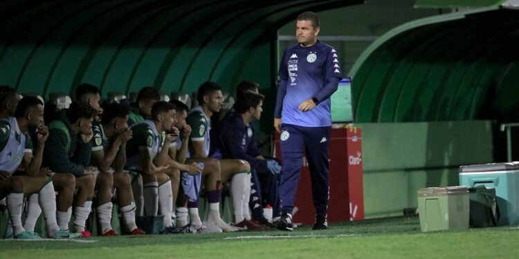 O técnico Umberto Louzer durante tropeço no Brinco na última quarta-feira (31): lamentação. Fotos: Raphael Silvestre/Guarani FC