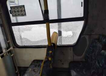 Ônibus articulado prefixo 1577, linha 117, teve vidros de janelas quebrados e bancos arrancados - Fotos: Divulgação/SetCamp