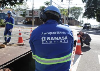 Funcionário da Sanasa durante obra de expansão da rede de água no Jardim das Paineiras, em Campinas - Foto: Leandro Ferreira/Hora Campinas