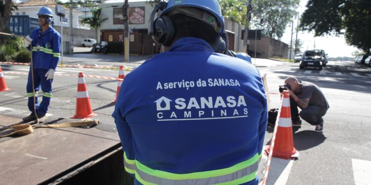 Funcionário da Sanasa durante obra de expansão da rede de água no Jardim das Paineiras, em Campinas - Foto: Leandro Ferreira/Hora Campinas