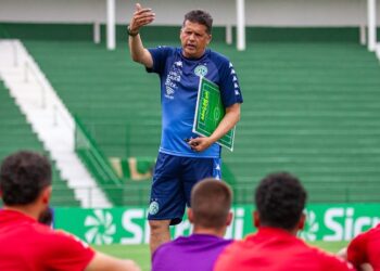 O técnico Claudinei Oliveira conversa com o grupo em busca de ajustes - Fotos: Raphael Silvestre/Guarani FC