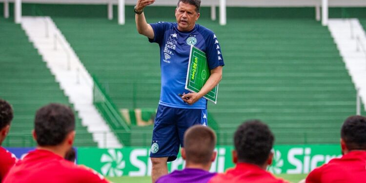 O técnico Claudinei Oliveira conversa com o grupo em busca de ajustes - Fotos: Raphael Silvestre/Guarani FC
