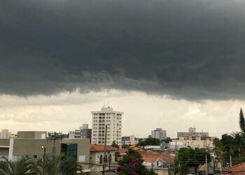 Nuvem pesada "maceta" prédios e casas na região do Jardim Chapadão, em Campinas, na tarde deste sábado - Foto: Pedro Basso/Hora Campinas