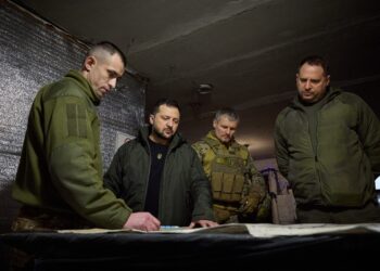 Durante a sua viagem à região de Donetsk, o presidente da Ucrânia Volodymyr Zelenskyy visitou o posto de controle avançado da 110ª Brigada Mecanizada Foto: Governo da Ucrânia