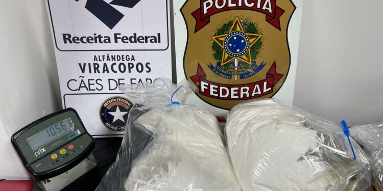 Cada um dos presos na madrugada desta terça carregava 5,2 kg de cocaína na bagagem despachada - Foto: PF/Divulgação