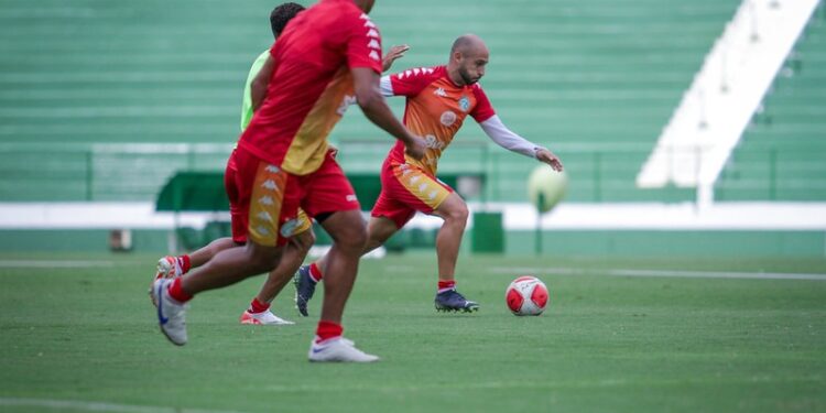 O meia Régis foi titular na partida do ano passado e substituído ainda no primeiro tempo - Fotos: Raphael Silvestre/Guarani FC