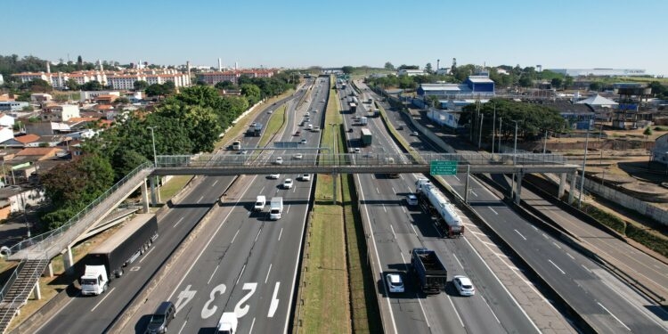 Homem morre ao bater o carro a 170 km/h na traseira de um caminhão