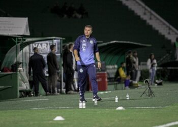 O técnico Umberto Louzer admite oscilações no time e busca o equilíbrio. Foto: Raphael Silvestre/Guarani FC