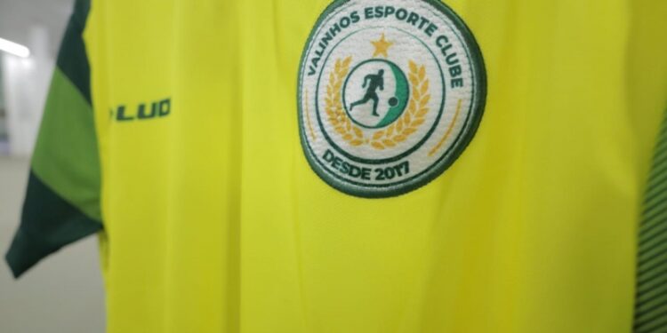 A camisa oficial do time: mascote é o Falcão - Foto: Lucas Teles/PMV