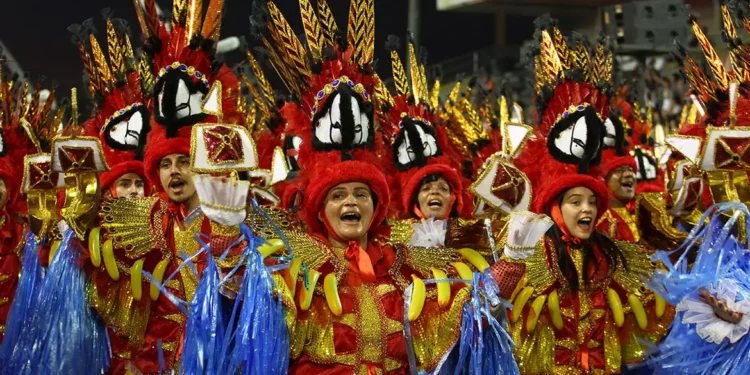 Passistas desfilam no carnaval de São Paulo: última escola entra na avenida às 5h deste domingo (11)