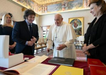 Milei e o papa Francisco trocam presentes no encontro desta segunda-feira. Foto: Vaticano News