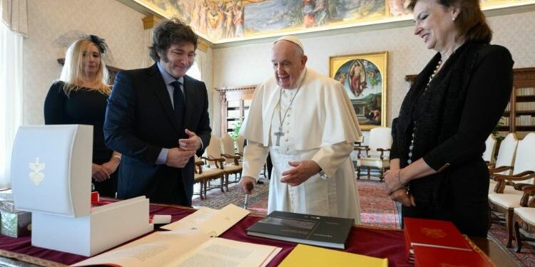 Milei e o papa Francisco trocam presentes no encontro desta segunda-feira. Foto: Vaticano News