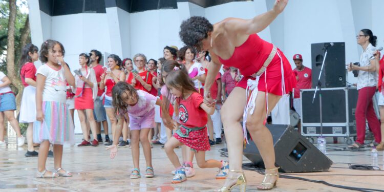 Especialistas destacam a importância das brincadeiras de carnaval no  desenvolvimento das crianças Foto: Firmino Piton/PMC