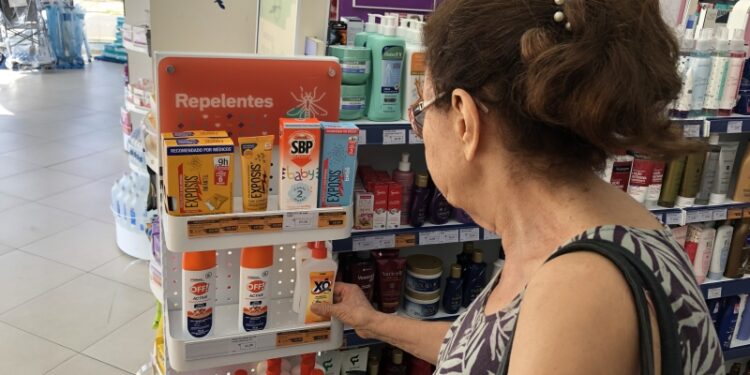 Consumidora fiscaliza preço de repelente na prateleira Foto: Nicole Gonçalves/PMV