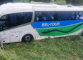 Ônibus capotou na manhã desta segunda-feira (26) na Rodovia Rio-Santos - Foto: Reprodução