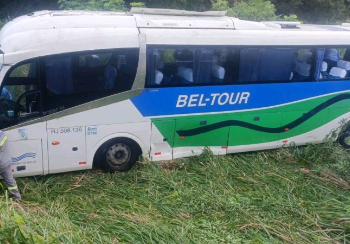 Ônibus capotou na manhã desta segunda-feira (26) na Rodovia Rio-Santos - Foto: Reprodução