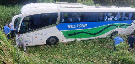 Acidente com ônibus deixa 25 feridos na Rodovia Rio-Santos