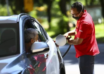O litro da gasolina subirá em média para R$ 5,71 Foto: Marcelo Camargo/Agência Brasil