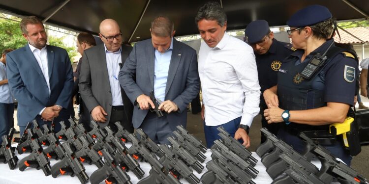 A entrega das armas foi realizada nesta terça-feira. Foto: Fernanda Sunega/PMC