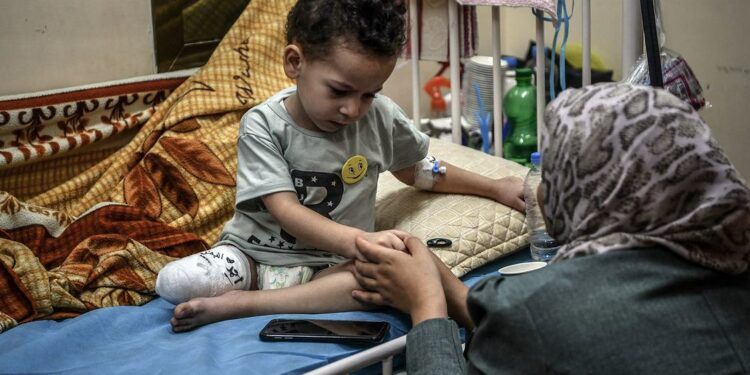 Menino de 3 anos, cuja casa foi bombardeada, se recupera no hospital Nasser após a amputação de parte de sua perna direita. Foto: Unicef/Abed Zaqout