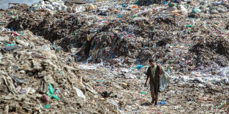 Aterro de Dandora em Nairóbi, no Quênia, onde grande parte dos resíduos do aterro é de plástico. Foto: Unep/Divulgação