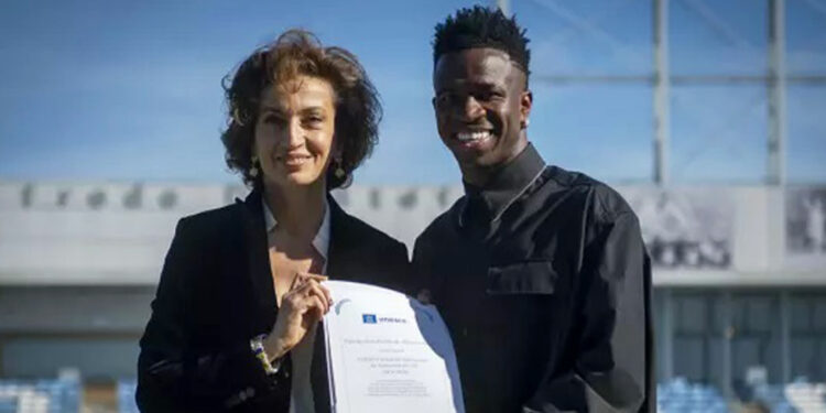 Audrey Azoulay, diretora-geral da Unesco, e Vinicius Júnior em cerimônia do CT do Real Madrid. Foto: Unesco
