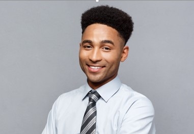 Contratação de jovens para vagas de liderança ganha destaque no mercado empresarial