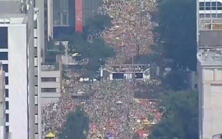 Apoiadores de Jair Bolsonaro tomam conta da Paulista neste domingo